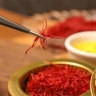 تصویر 2 از زعفران نگین طبیعی خشک با کیفیت ناب ایرانی